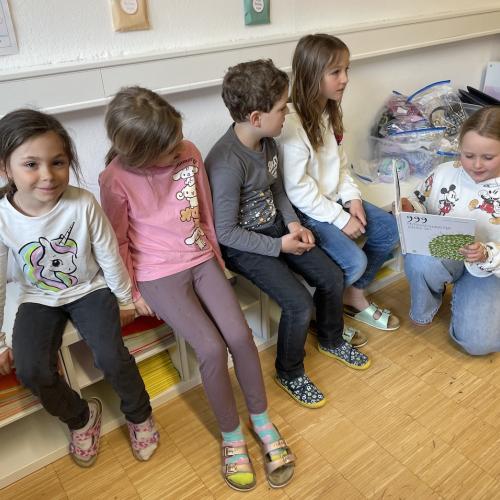 Vorlesen der 2b für die 1b
