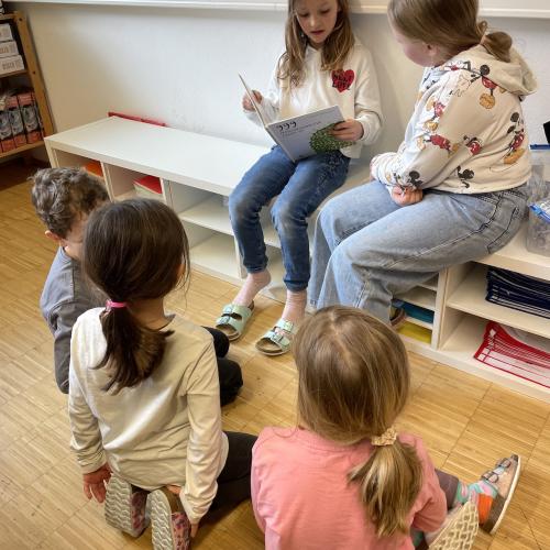 Vorlesen der 2b für die 1b