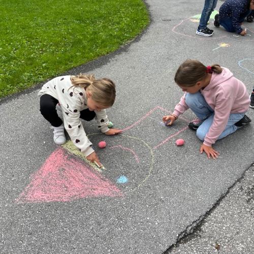 Straßenkreiden malen im Schulhof