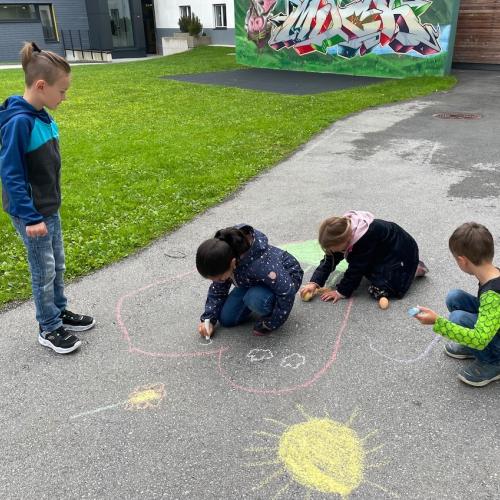 Straßenkreiden malen im Schulhof