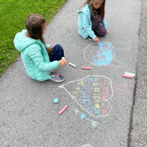 Straßenkreiden malen im Schulhof