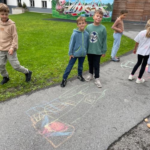 Straßenkreiden malen im Schulhof