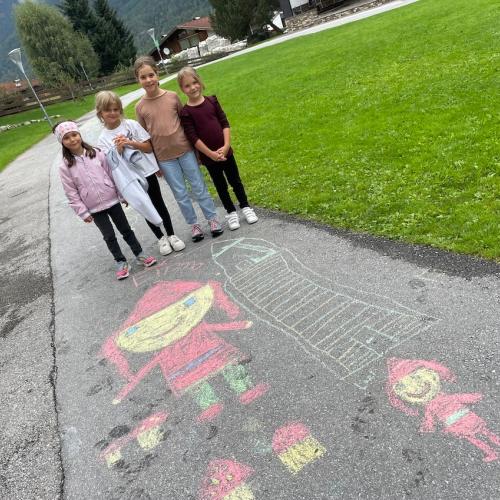 Straßenkreiden malen im Schulhof
