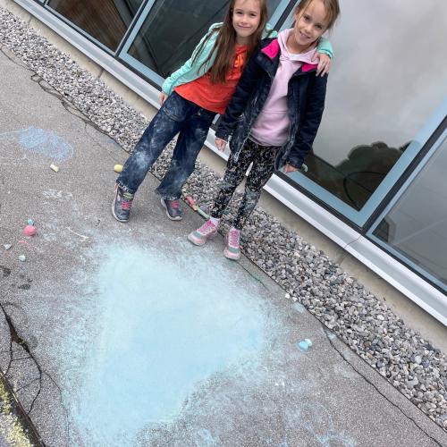 Straßenkreiden malen im Schulhof