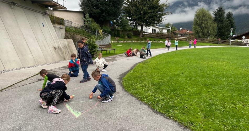Straßenkreiden malen im Schulhof
