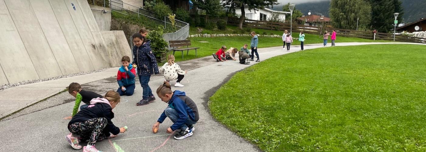 Straßenkreiden malen im Schulhof